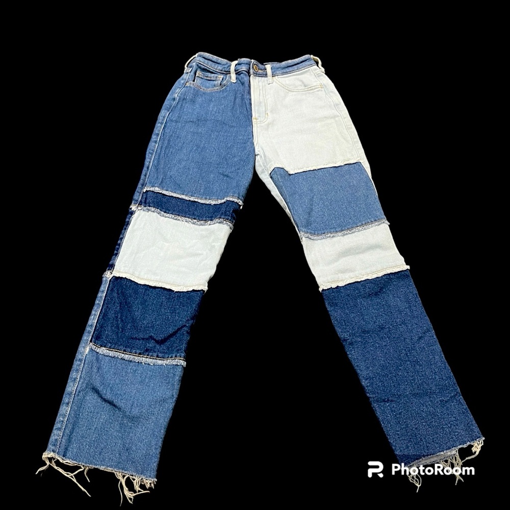 SOLD✨ HOLLISTER blue TRENDY high-rise patchwork distressed jeans.